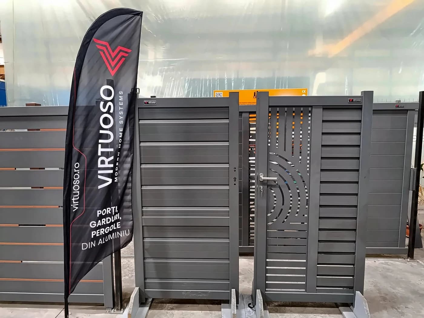Punct de prezentare Virtuoso: porți și panouri de gard din aluminiu, cu steagul de brand